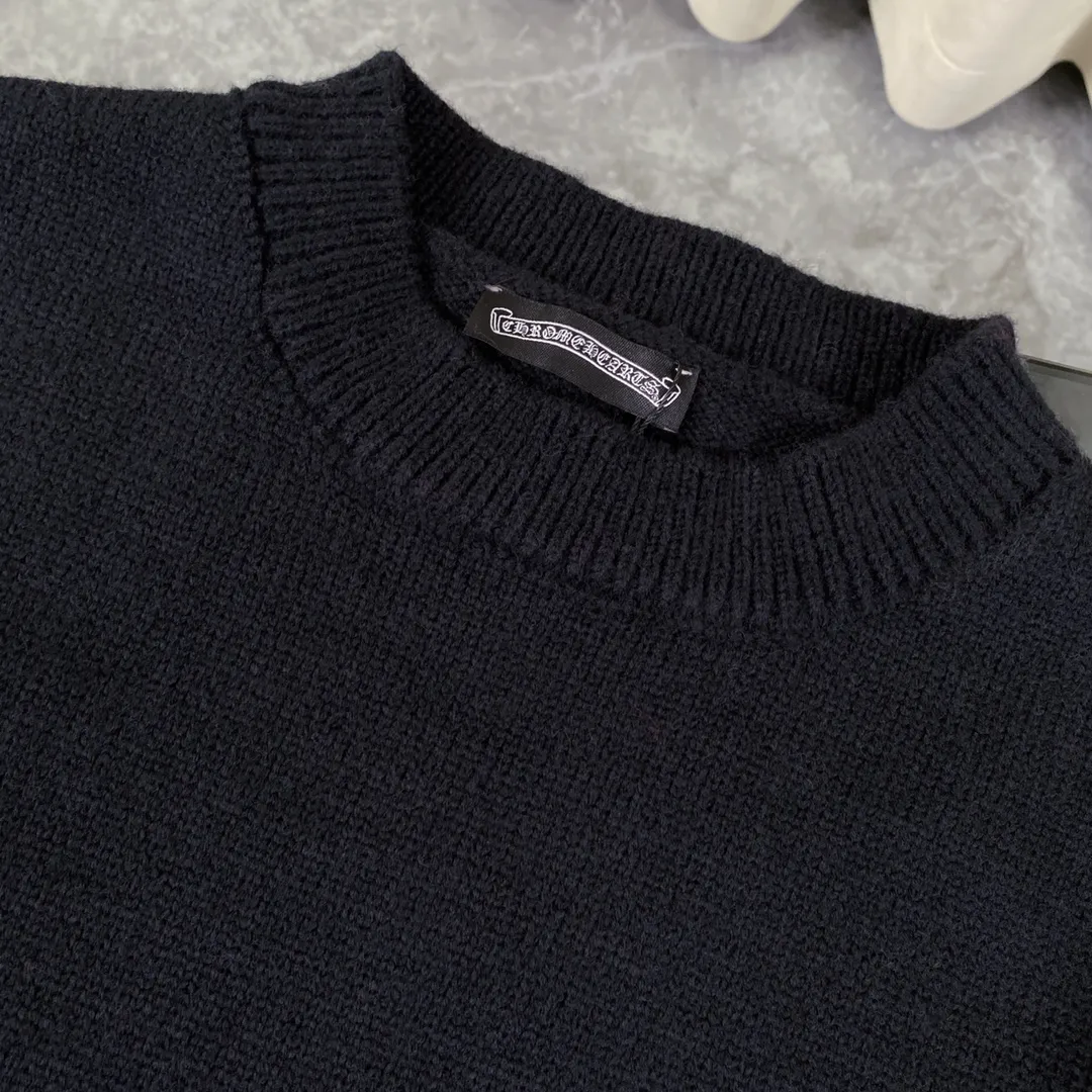 P230 High-quality Chrome Hearts CH Chrome Hearts patchwork cross hole knitted sweater pullover. The popular style is the same for men and women. It is matched with black and white. It looks good in real life. The upper body is good-looking. It looks good in daily wear. It is even more photogenic. It’s hard not to buy it. Buy it for me!!! Believe me, no one can refuse such a long Chrome Hearts jacket. The version has been expanded based on the old version. The upper body is loose and stylish, and the hem is expanded to a casual design. Fat people look extremely slim, thin people have limited height and high-end. Ten thousand yuan ZP printing, 1:1 perfect restoration, looks good when worn alone or stacked, can be easily controlled by both men and women. If you care more about quality, you must also respect the price. It is completely different from the thin see-through bottoms and junk products on the market that pill when worn. If the style makes you shine at a glance, then quality is what you should pay more attention to. Compared with price, we focus on quality. Customers who have received my products all know it. ️️️ Sweaters on the market are generally made of bract core yarn. We use modal. The advantages over core-spun yarn are very intuitive: high cost, high price, high density, relatively expensive for developers, and let us make a lot less money. In addition, it is delicate, has no scum on the upper body, resists pilling, and is high-end. We are conscientious sellers and do not use core-spun yarn. Apart from being cheap, core-spun yarn is really useless. It shrinks, pills, hooks, and makes people pierced. He is proficient in everything. It is 2024. Who doesn’t want to look decent when they go out? Quality determines the upper body effect. No matter how bad the quality, the best style is still the temperament of the urban-rural fringe. We only do long-term business. Quality determines character. Take it back and wear it with confidence and wash it. The quality of the pattern will definitely make your eyes shine. We only make the right version of high quality. We make high-end hard goods. Reject junk goods and reject fast food. Conscientious quality and conscientious price. You deserve it!  Color: Black White Gray Red Size: S M L